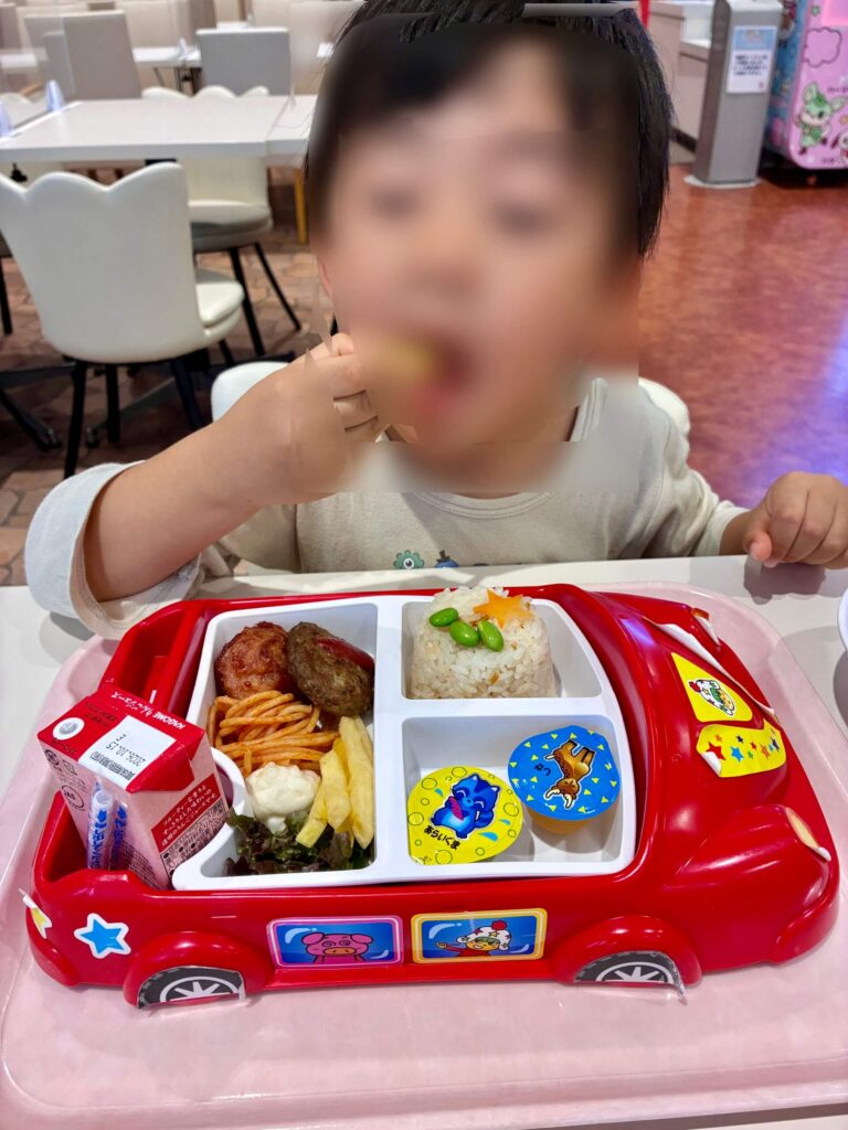 おやつタウン内でランチする子供