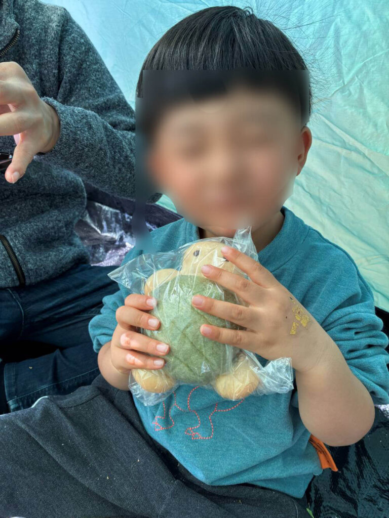 とだがわこどもランド内でランチを食べる息子