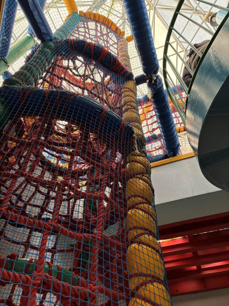 とだがわこどもランドの室内遊び場