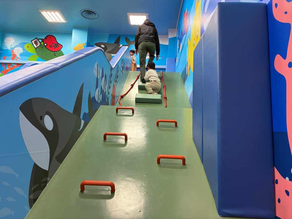 リニューアルしたすべり台をロープとブロックで登る