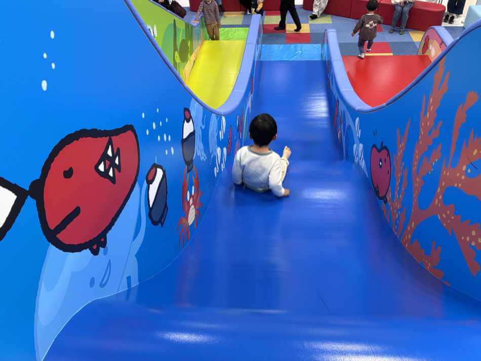 リニューアルしためんたいパークのすべり台（青）