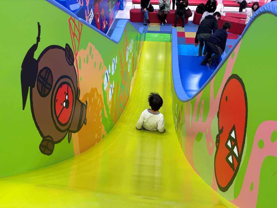 リニューアルしためんたいパークのすべり台（黄）