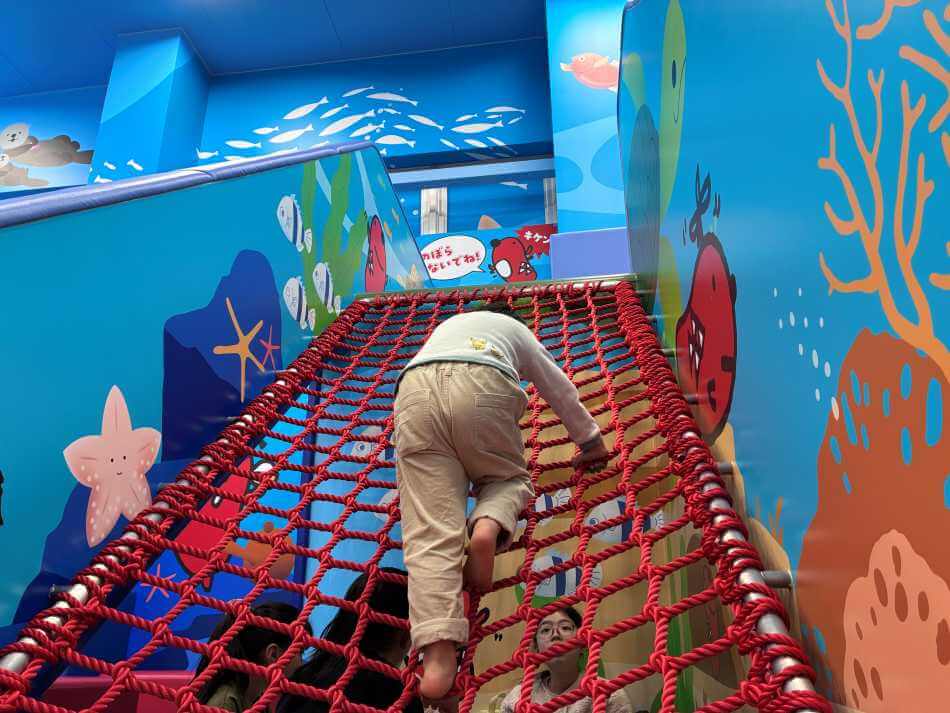 リニューアルされたすべり台のネット登り