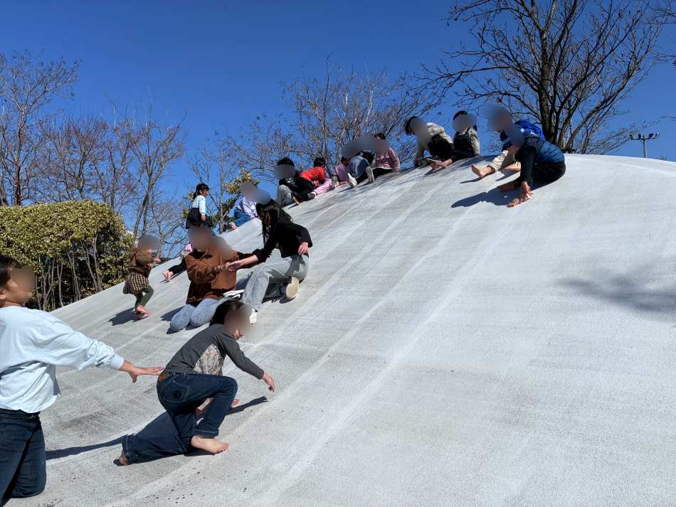 ワンダーフォレストきゅりお キッズ広場のすべり台で遊ぶ子供たち