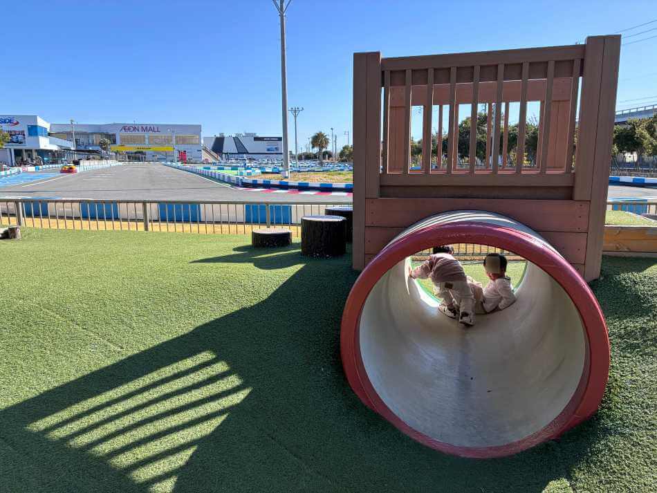 ワンダーフォレストきゅりお キッズ広場の遊具で遊ぶ子どもたち