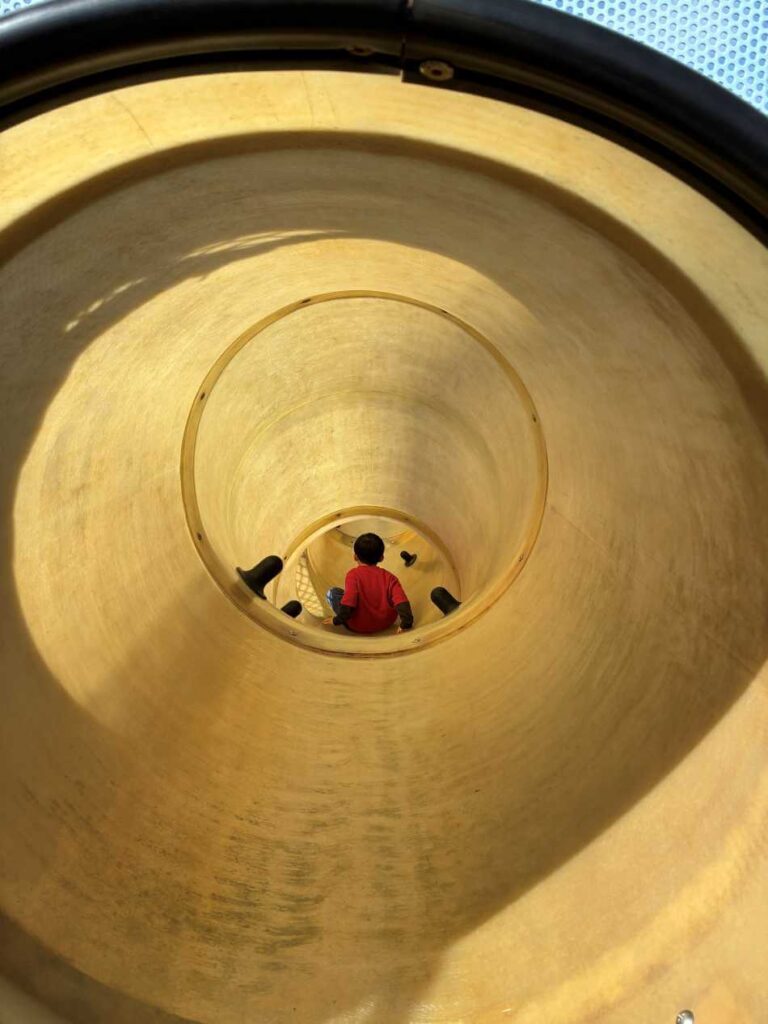 豊田市中央公園のすべり台