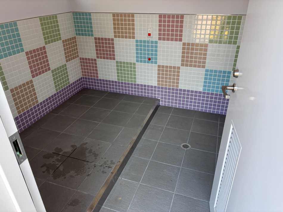 於大公園の新しい更衣室　内部