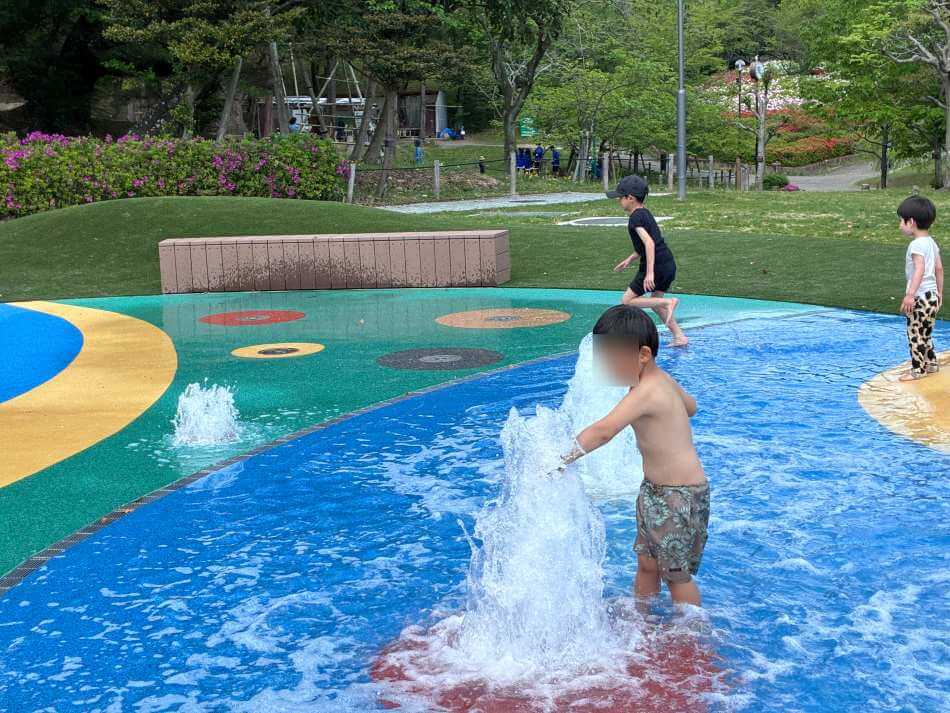於大公園の水浴び広場で水遊びをする子ども