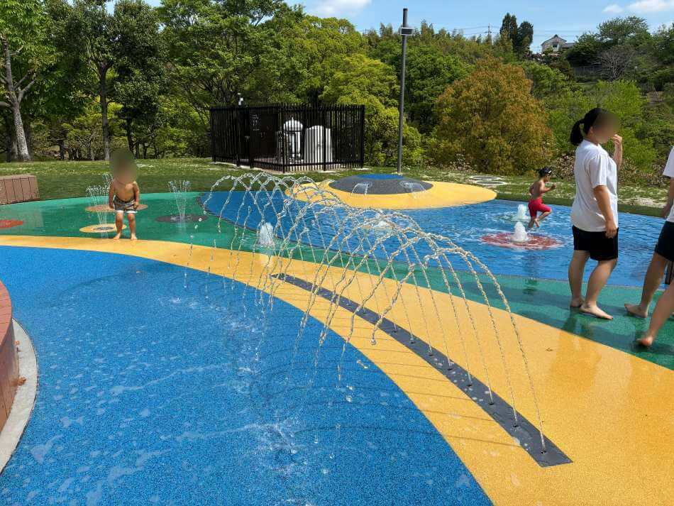 於大公園の水浴び広場で遊ぶ子ども